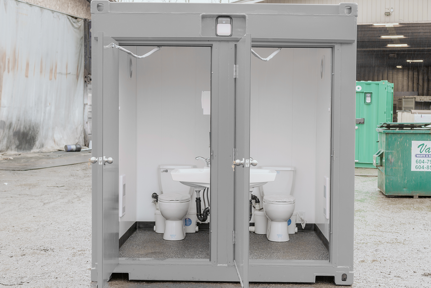 portable flushable bathrooms for construction sites